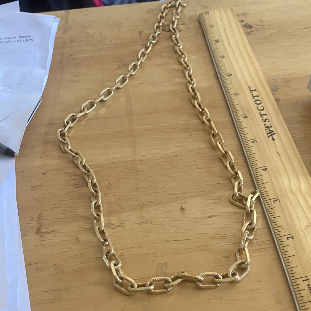 Elegant Gold textured Chain Necklace